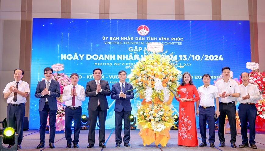 Lãnh đạo Tỉnh ủy, UBND tỉnh luôn quan tâm tháo gỡ khó khăn, tạo động lực thúc đẩy các thành phần kinh tế phát triển. Ảnh: Hiền Lương Lãnh đạo Tỉnh ủy, UBND tỉnh luôn quan tâm tháo gỡ khó khăn, tạo động lực thúc đẩy các thành phần kinh tế phát triển. Ảnh: Hiền Lương