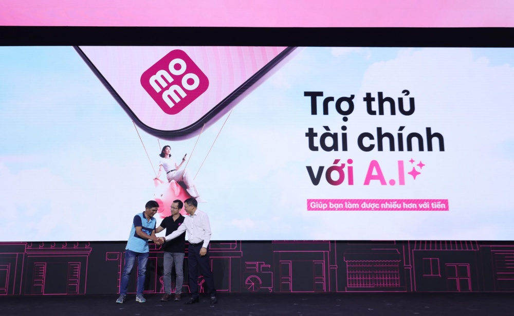 Tại buổi công bố định vị thương hiệu mới, ông Đỗ Quang Thuận, Phó TGĐ Thường trực MoMo (ở giữa) chia sẻ cái bắt tay với đại diện TPBank (bên phải) và một trong những người dùng đầu tiên của Ví Trả Sau Tại buổi công bố định vị thương hiệu mới, ông Đỗ Quang Thuận, Phó TGĐ Thường trực MoMo (ở giữa) chia sẻ cái bắt tay với đại diện TPBank (bên phải) và một trong những người dùng đầu tiên của Ví Trả Sau