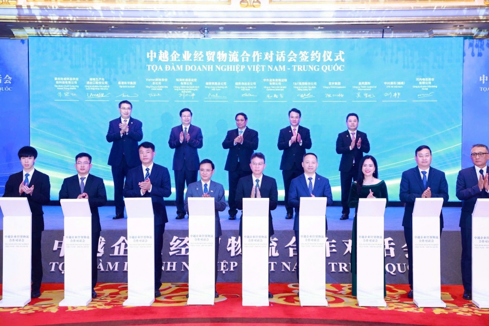 Bà Nguyễn Thị Thanh Bình, Phó Tổng Giám đốc Tập đoàn T&T Group, Chủ tịch HĐQT T&T Energy (thứ ba từ phải sang) - đại diện ký kết biên bản ghi nhớ hợp tác với Cospowers (thứ hai từ phải sang) và Goldwind (ngoài cùng bên phải). Ảnh: TTXVN Bà Nguyễn Thị Thanh Bình, Phó Tổng Giám đốc Tập đoàn T&T Group, Chủ tịch HĐQT T&T Energy (thứ ba từ phải sang) - đại diện ký kết biên bản ghi nhớ hợp tác với Cospowers (thứ hai từ phải sang) và Goldwind (ngoài cùng bên phải). Ảnh: TTXVN