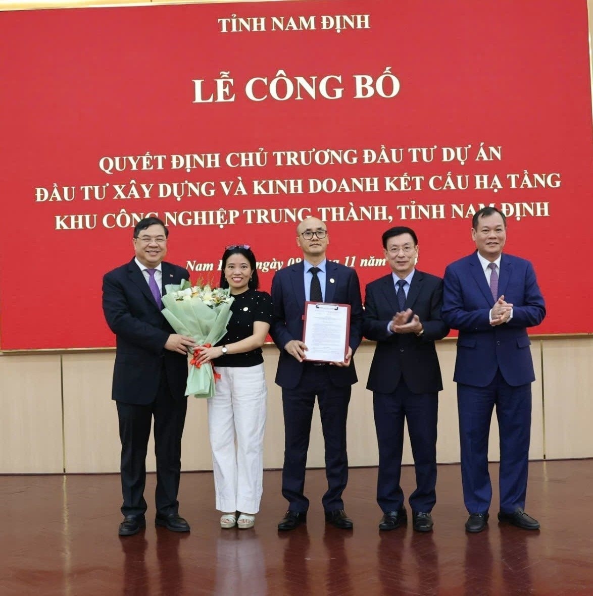 Lãnh đạo Tỉnh ủy, UBND tỉnh Nam Định trao chứng nhận đăng ký đầu tư cho nhà đầu tư. Lãnh đạo Tỉnh ủy, UBND tỉnh Nam Định trao chứng nhận đăng ký đầu tư cho nhà đầu tư.