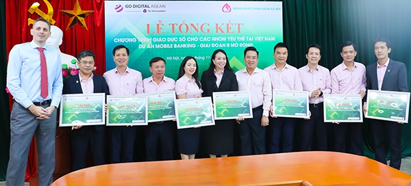 Các chi nhánh vinh dự nhận khen thưởng tại lễ tổng kết Các chi nhánh vinh dự nhận khen thưởng tại lễ tổng kết