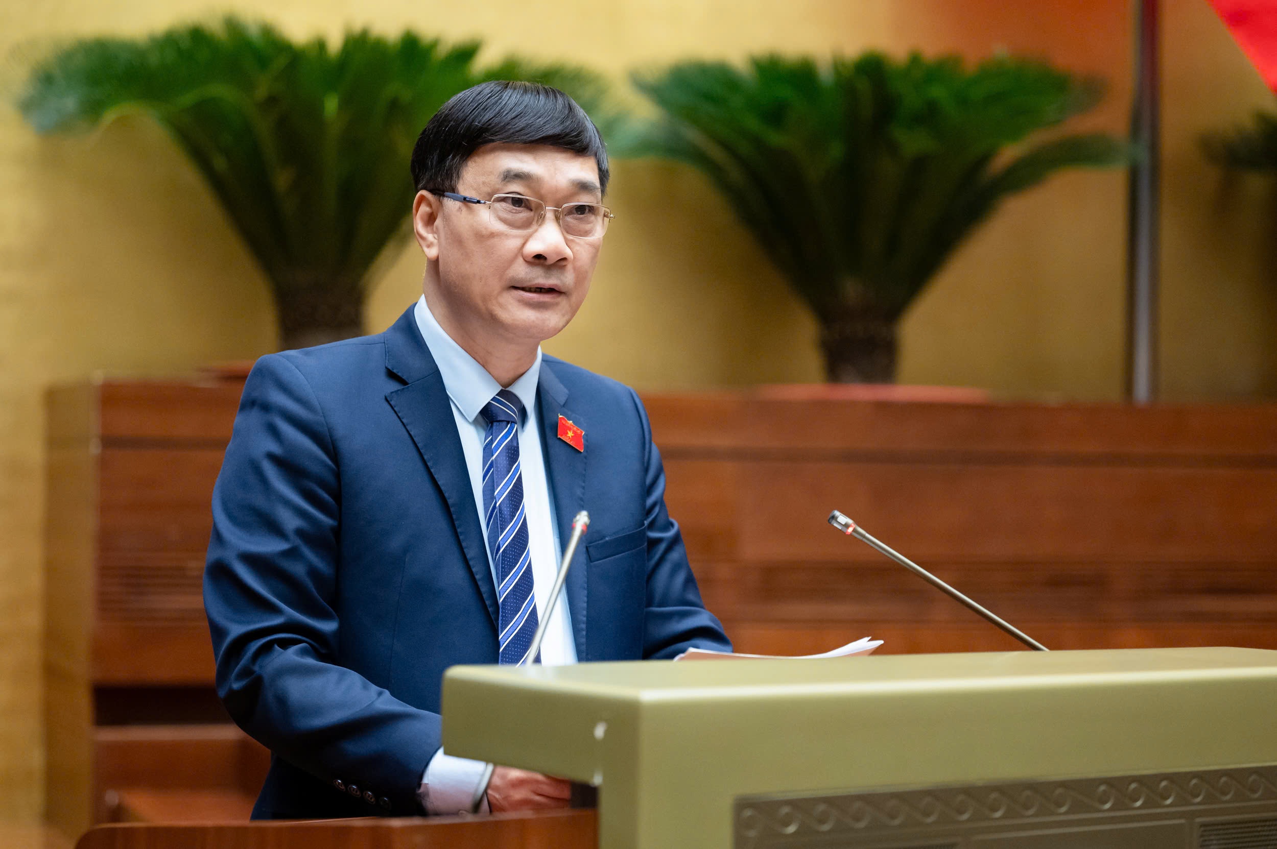 Chủ nhiệm Ủy ban Kinh tế Vũ Hồng Thanh trình bày Báo cáo thẩm tra Chủ nhiệm Ủy ban Kinh tế Vũ Hồng Thanh trình bày Báo cáo thẩm tra