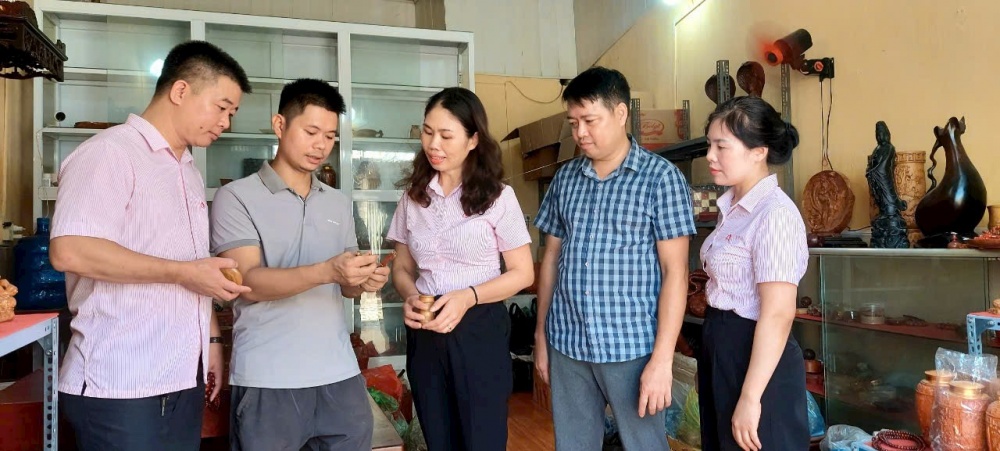Nhờ nguồn vốn vay ưu đãi, anh Phạm Tuấn Duy đã mở thêm được phòng trưng bày và bán các sản phẩm đồ gỗ mỹ nghệ do xưởng sản xuất Nhờ nguồn vốn vay ưu đãi, anh Phạm Tuấn Duy đã mở thêm được phòng trưng bày và bán các sản phẩm đồ gỗ mỹ nghệ do xưởng sản xuất