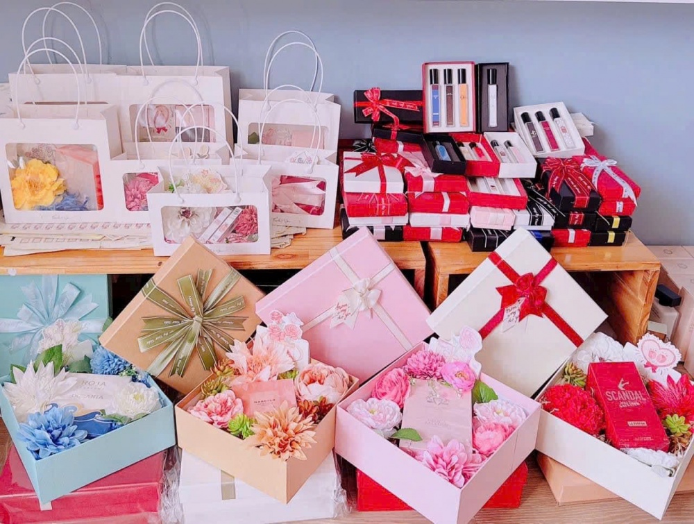 Thị trường quà tặng lại sôi động trong dịp Ngày Nhà giáo Việt Nam 20/11