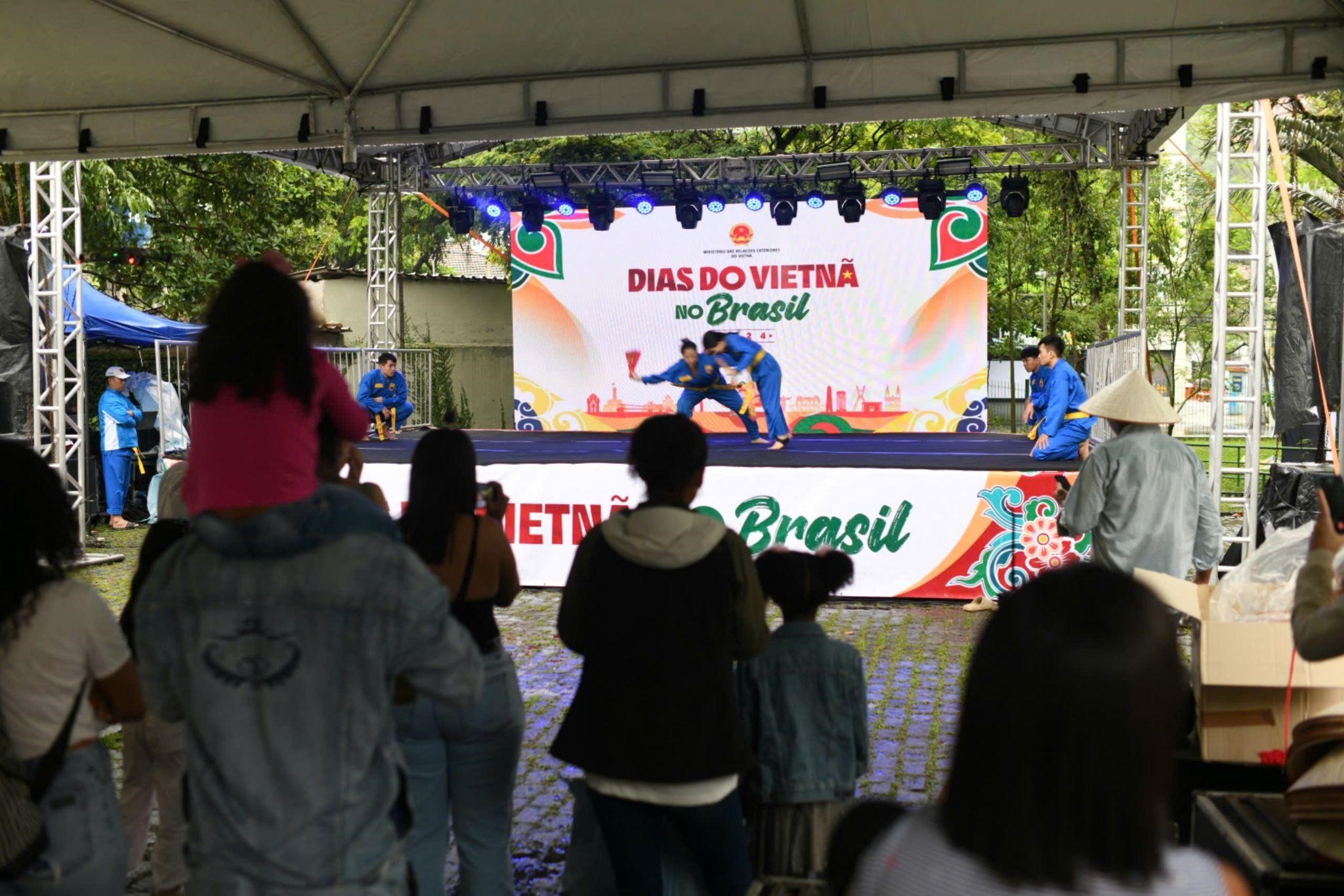 Khán giả Bra-xin thưởng thức màn biểu diễn võ cổ truyền Vovinam Khán giả Bra-xin thưởng thức màn biểu diễn võ cổ truyền Vovinam