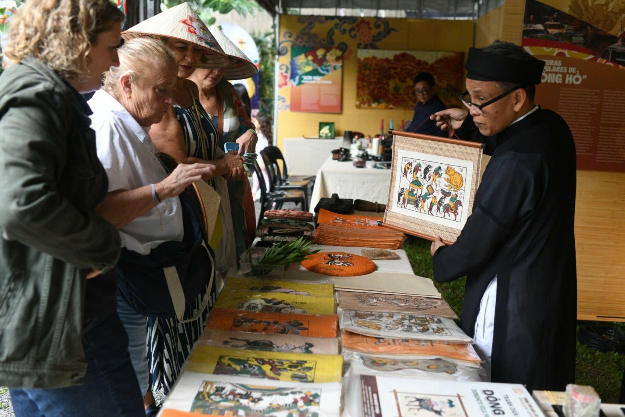 Bạn bè quốc tế say mê tìm hiểu về tranh Đông Hồ truyền thống. Bạn bè quốc tế say mê tìm hiểu về tranh Đông Hồ truyền thống.