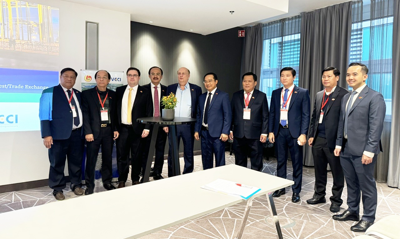 Lãnh đạo tỉnh Long An, DTG chụp ảnh cùng lãnh đạo Quick Group