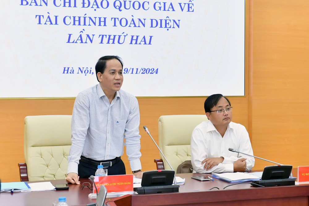 ông Phạm Minh Tú, Phó Viện trưởng Viện Chiến lược Ngân hàng báo cáo tại cuộc họp ông Phạm Minh Tú, Phó Viện trưởng Viện Chiến lược Ngân hàng báo cáo tại cuộc họp