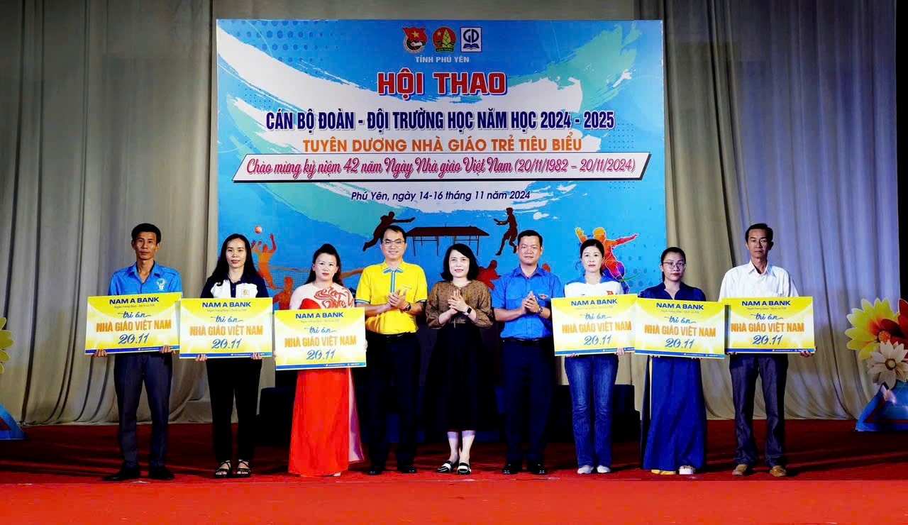 Đại diện Nam A Bank trao quà tri ân đến thầy cô giáo. Đại diện Nam A Bank trao quà tri ân đến thầy cô giáo.