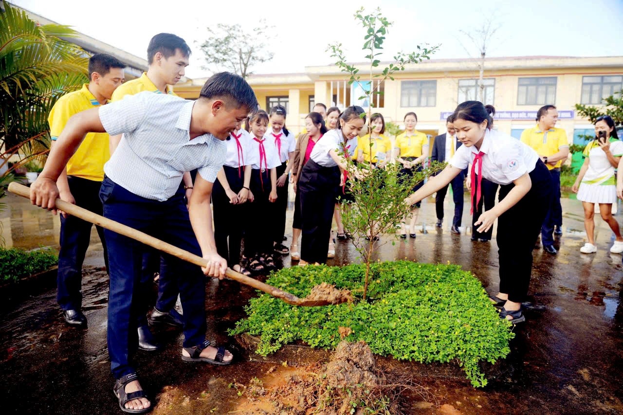Thầy cô, học sinh và Nam A Bank chung tay trồng cây xanh trong khuôn viên trường. Thầy cô, học sinh và Nam A Bank chung tay trồng cây xanh trong khuôn viên trường.