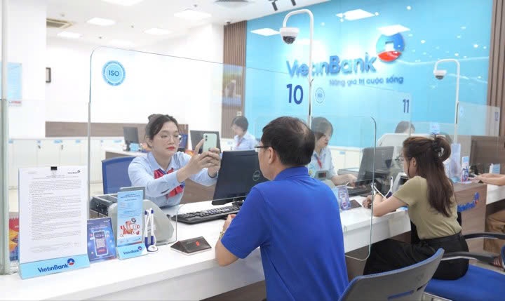 Cán bộ VietinBank hướng dẫn khách hàng xác thực sinh trắc học Cán bộ VietinBank hướng dẫn khách hàng xác thực sinh trắc học
