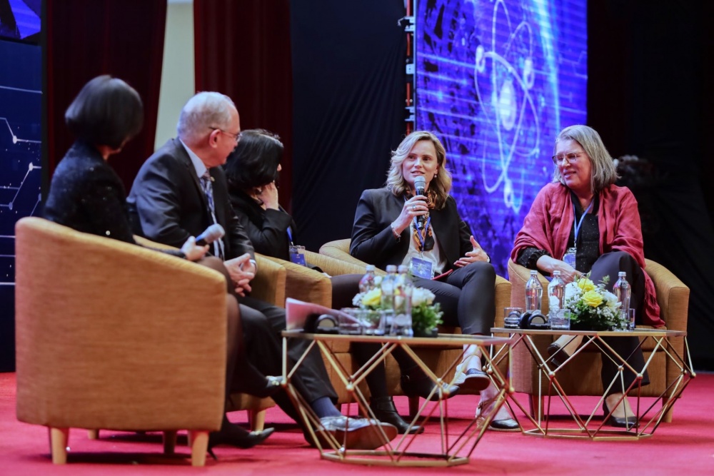 GS. Alta Schutte (thứ hai từ phải sang) cảnh báo về nguy cơ đột quỵ và các bệnh tim mạch ở người trẻ GS. Alta Schutte (thứ hai từ phải sang) cảnh báo về nguy cơ đột quỵ và các bệnh tim mạch ở người trẻ