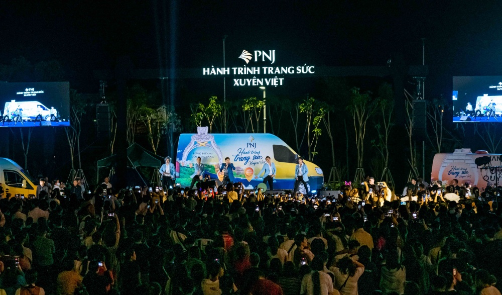 Tiếp nối thành công từ Chiến dịch “Hành trình Trang sức xuyên Việt – Rạng rỡ vẻ đẹp đời thường” năm 2023, PNJ tiếp tục làm mới “Hành trình Trang sức xuyên Việt” năm 2024 với thông điệp “Bừng sắc cho đời bừng sáng” và thu hút lượng khách tham gia đông đảo (Ảnh: Thanh Giang). Tiếp nối thành công từ Chiến dịch “Hành trình Trang sức xuyên Việt – Rạng rỡ vẻ đẹp đời thường” năm 2023, PNJ tiếp tục làm mới “Hành trình Trang sức xuyên Việt” năm 2024 với thông điệp “Bừng sắc cho đời bừng sáng” và thu hút lượng khách tham gia đông đảo (Ảnh: Thanh Giang).