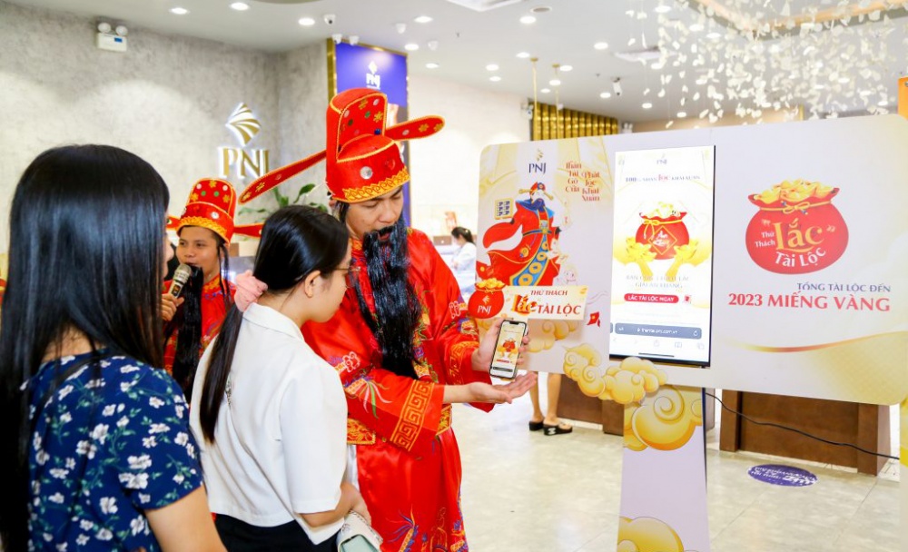 Khách hàng hào hứng tham gia “Thử Thách Lắc Tài Lộc” trong dịp Thần Tài 2023 (Ảnh: Hồng Phương). Khách hàng hào hứng tham gia “Thử Thách Lắc Tài Lộc” trong dịp Thần Tài 2023 (Ảnh: Hồng Phương).