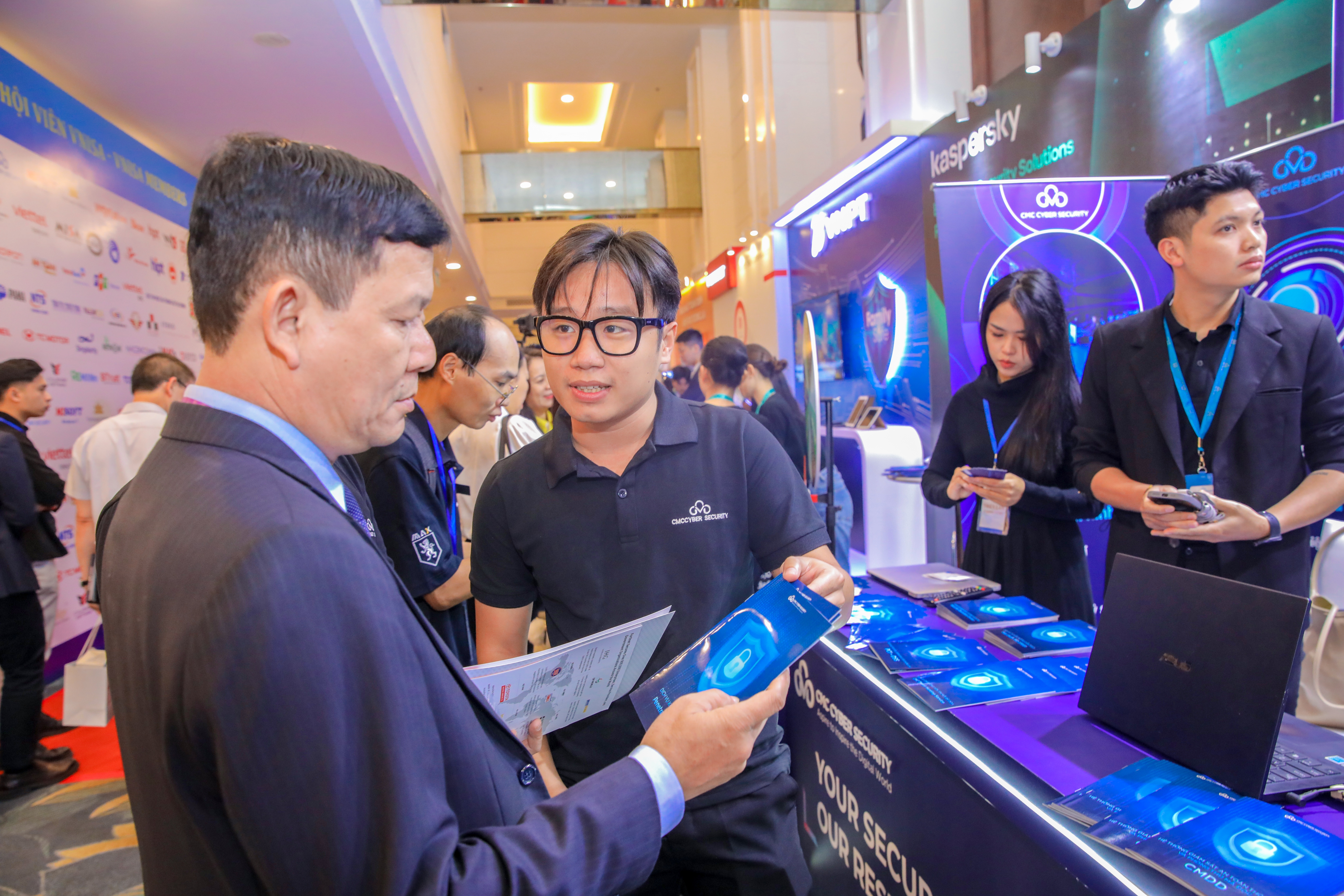 Gian hàng của CMC Cyber Security thu hút sự quan tâm của đông đảo các khách mời, đại biểu tham dự chương trình.