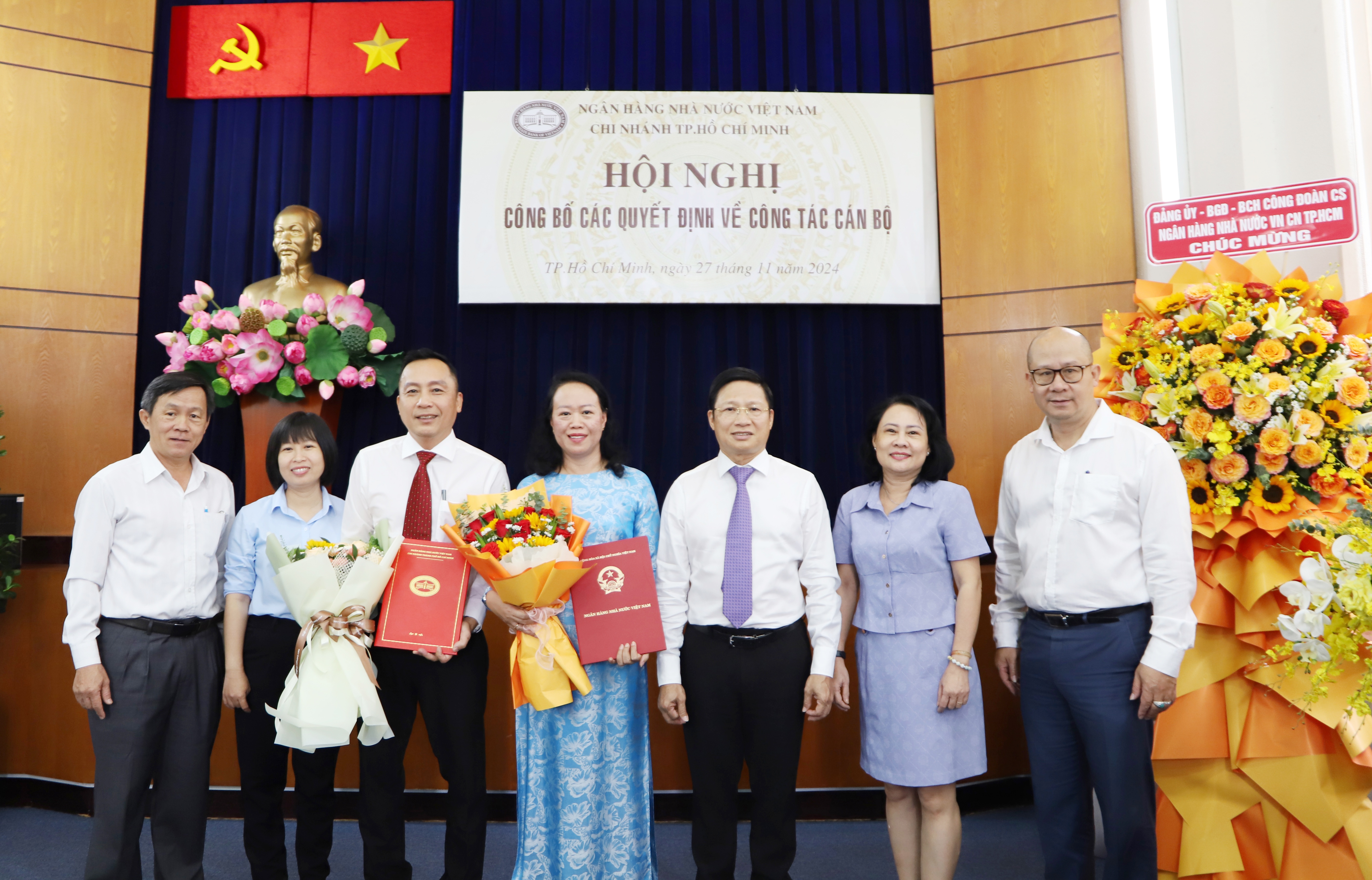 Ban lãnh đạo chúc mừng các nhân sự mới được bổ nhiệm tiếp tục nỗ lực phấn đấu để hoàn thành nhiệm vụ được giao của Ngành ngân hàng - Ảnh: Đình Hải