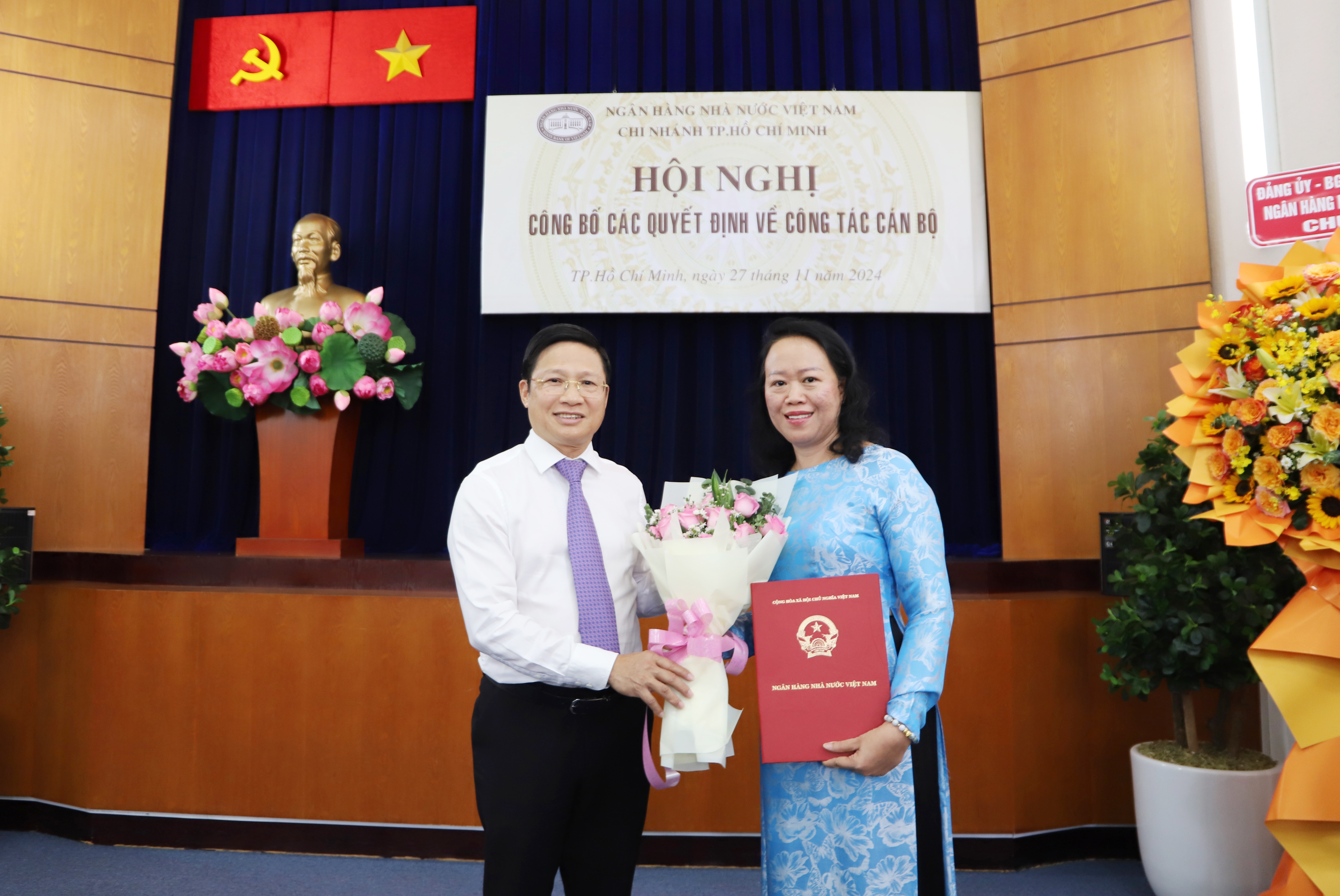 Ông Võ Minh Tuấn, Giám đốc NHNN chi nhánh TP. Hồ Chí Minh trao quyết định bổ nhiệm Phó giám đốc cho bà Trần Thị Ngọc Liên - Ảnh: Đình Hải