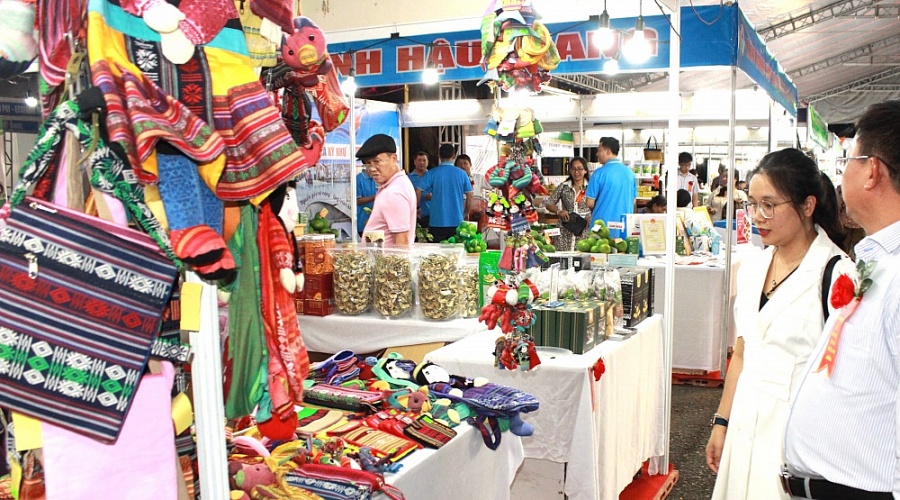 Kết nối cung cầu để giải quyết lưu thông hàng hóa các tỉnh thành Kết nối cung cầu để giải quyết lưu thông hàng hóa các tỉnh thành