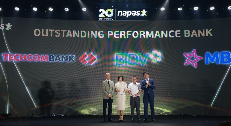 Đại diện Techcombank, MB, BIDV nhận giải NH tiêu biểu năm