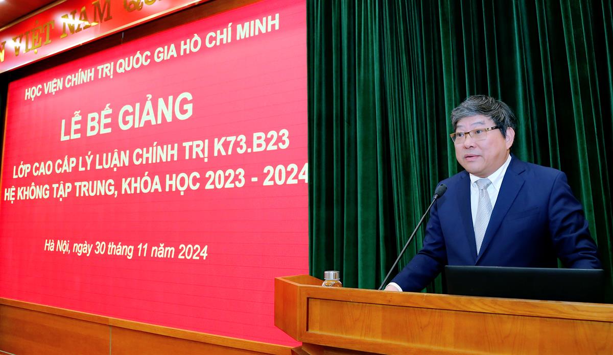 PGS,TS Nguyễn Duy Bắc phát biểu tại Lễ bế giảng