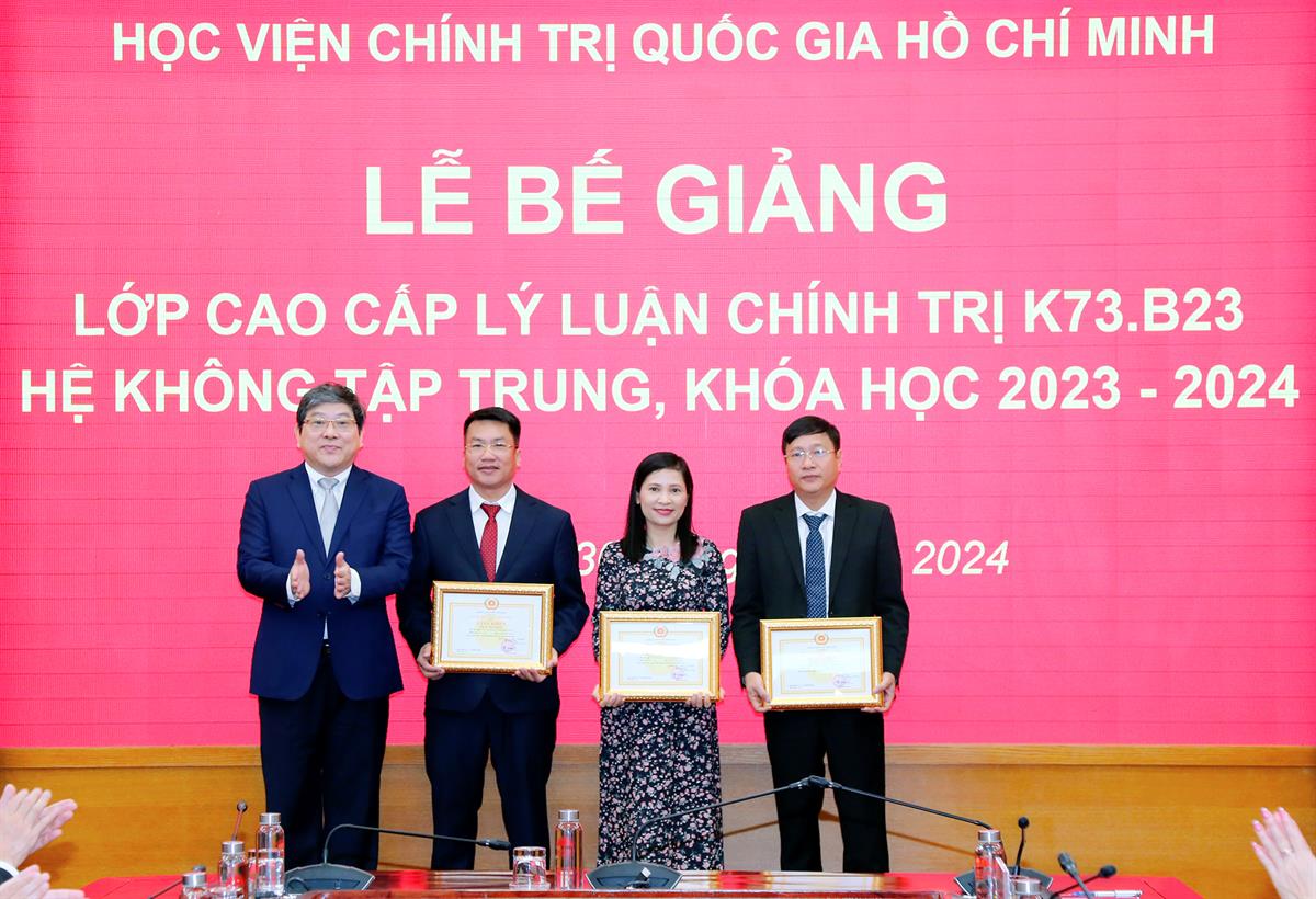 PGS,TS Nguyễn Duy Bắc trao Giấy khen cho các học viên có thành tích học tập tốt, rèn luyện tốt 