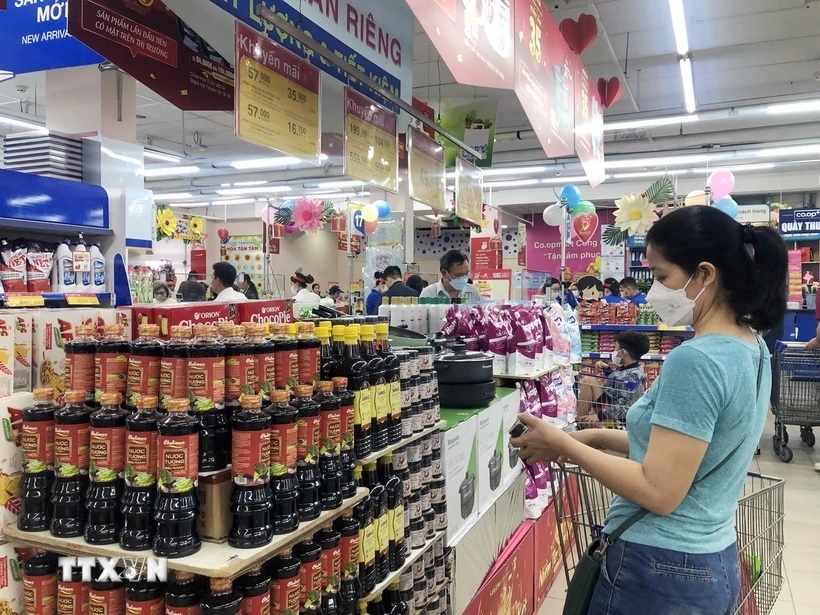 Người dân 'săn' hàng khuyến mại. (Ảnh: Mỹ Phương/TTXVN) Người dân 'săn' hàng khuyến mại. (Ảnh: Mỹ Phương/TTXVN)