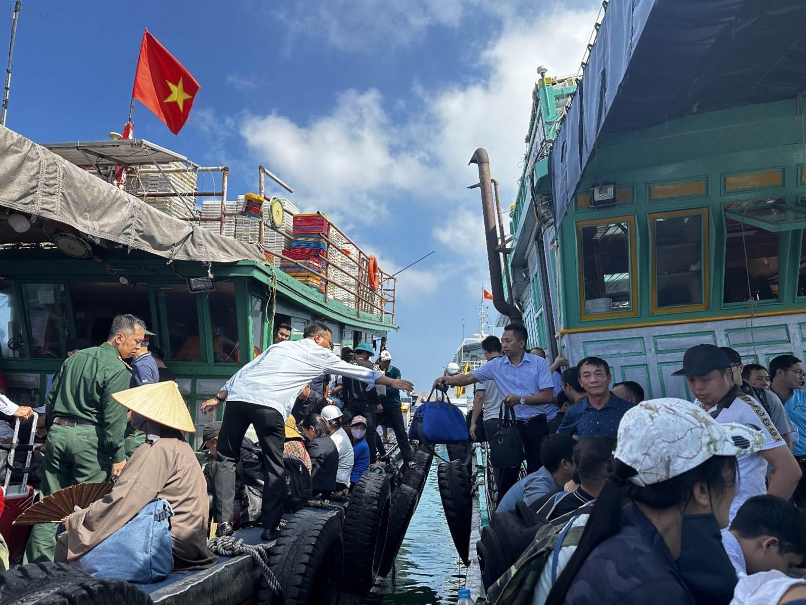 Nhu cầu vận chuyển hành khách, hàng hóa ra - vào đảo luôn ở mức cao Nhu cầu vận chuyển hành khách, hàng hóa ra - vào đảo luôn ở mức cao