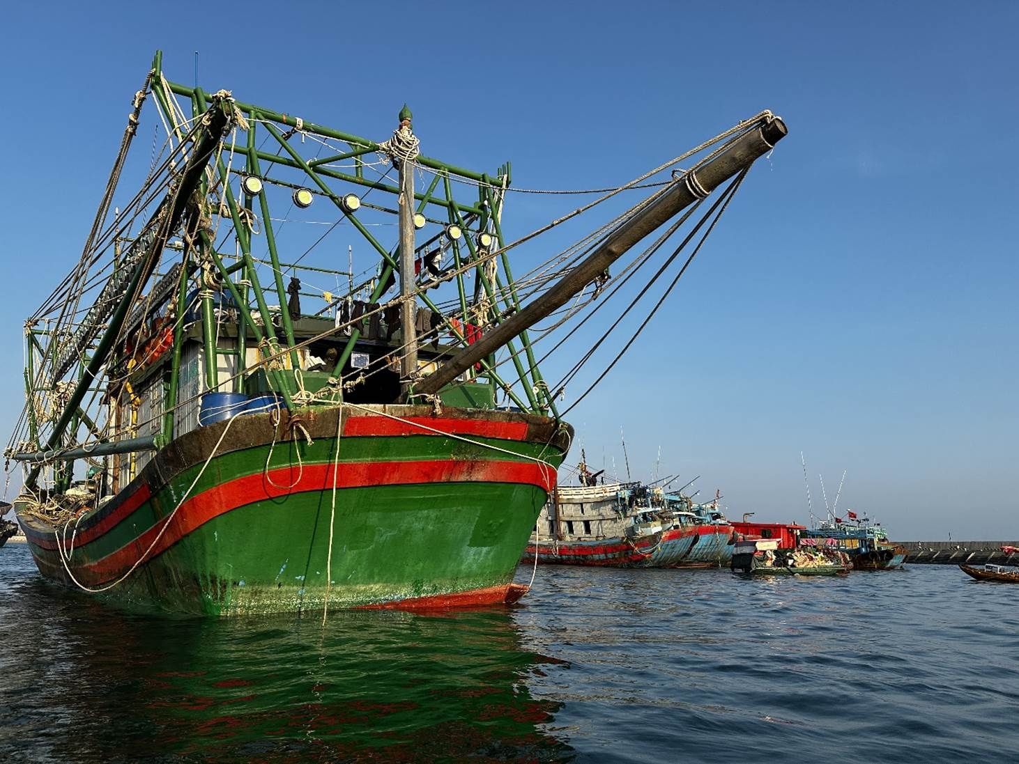 Đóng mới và sửa chữa tàu thuyền là một trong những nhu cầu vay vốn cao của ngư dân vùng biển Đóng mới và sửa chữa tàu thuyền là một trong những nhu cầu vay vốn cao của ngư dân vùng biển