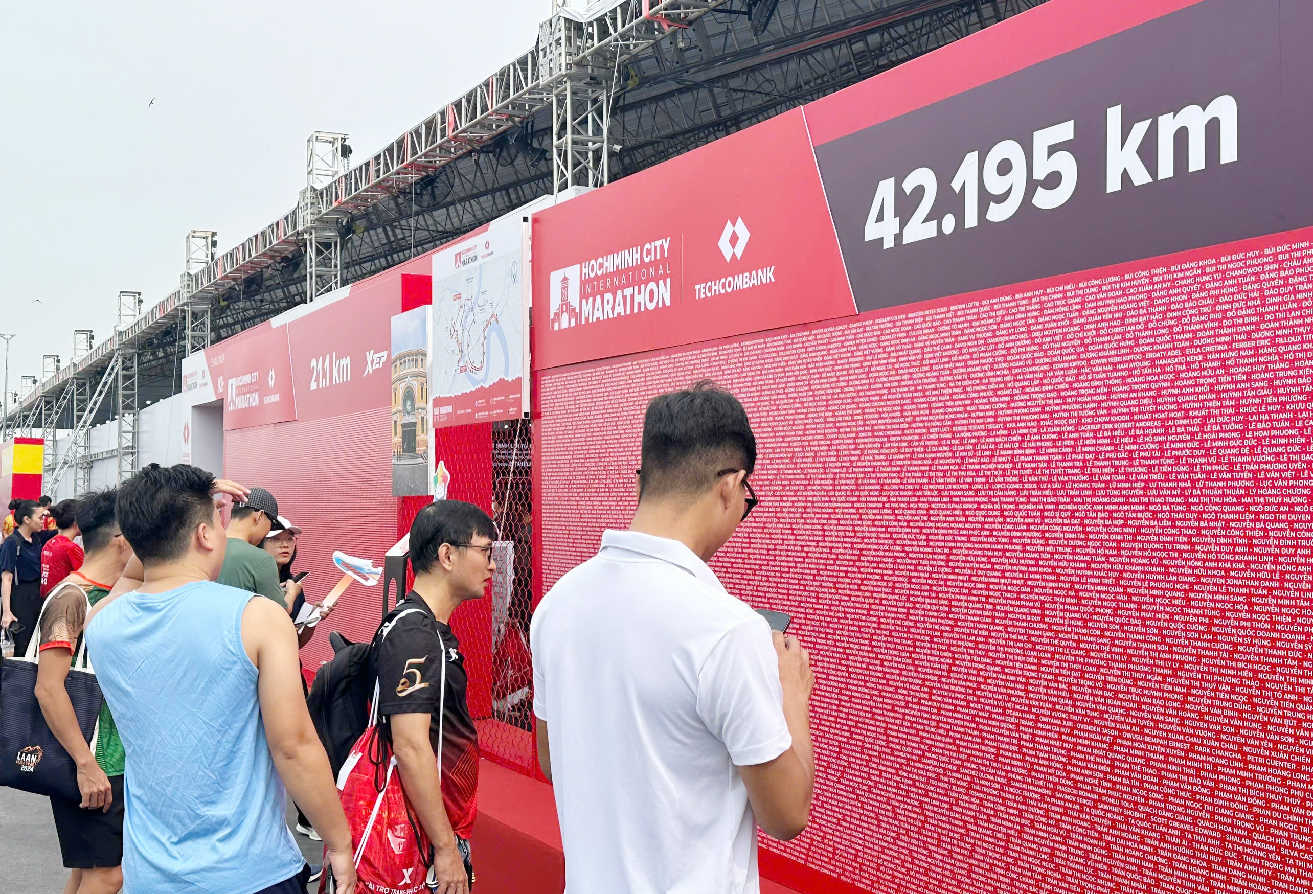 Các vận động viên và khách đến tham quan tại lle64 sự kiện