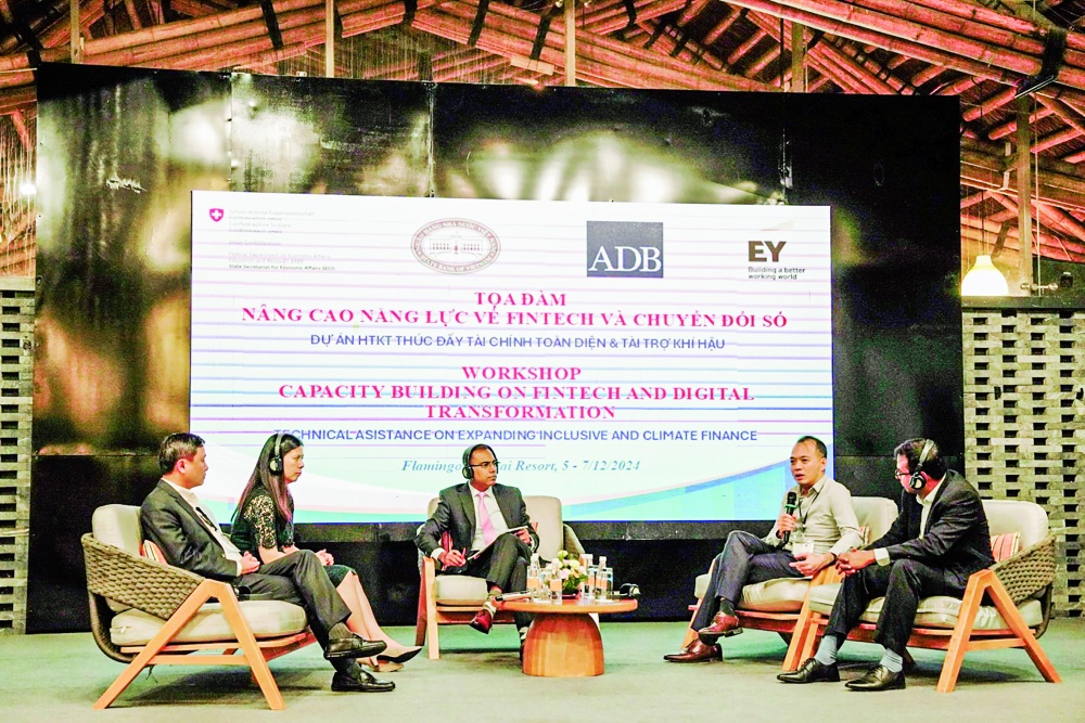 Các chuyên gia trao đổi tại Toạ đàm Các chuyên gia trao đổi tại Toạ đàm