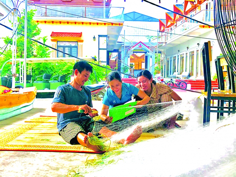 Chị Lê Thị Tuyết (ở giữa) quan tâm, giúp đỡ các hộ vay sử dụng vốn vay hiệu quả