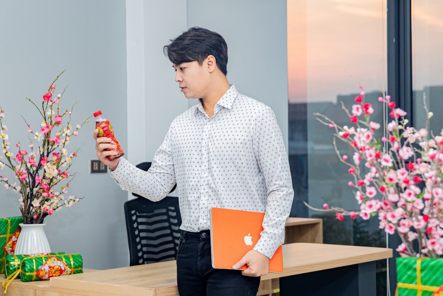 Nhiều người trẻ lựa chọn cách thanh lọc cơ thể với Trà Dr Thanh để trút bỏ những nóng nực, bức bối trong người và hướng tới một năm mới nhiều may mắn, hạnh phúc hơn. Nhiều người trẻ lựa chọn cách thanh lọc cơ thể với Trà Dr Thanh để trút bỏ những nóng nực, bức bối trong người và hướng tới một năm mới nhiều may mắn, hạnh phúc hơn.