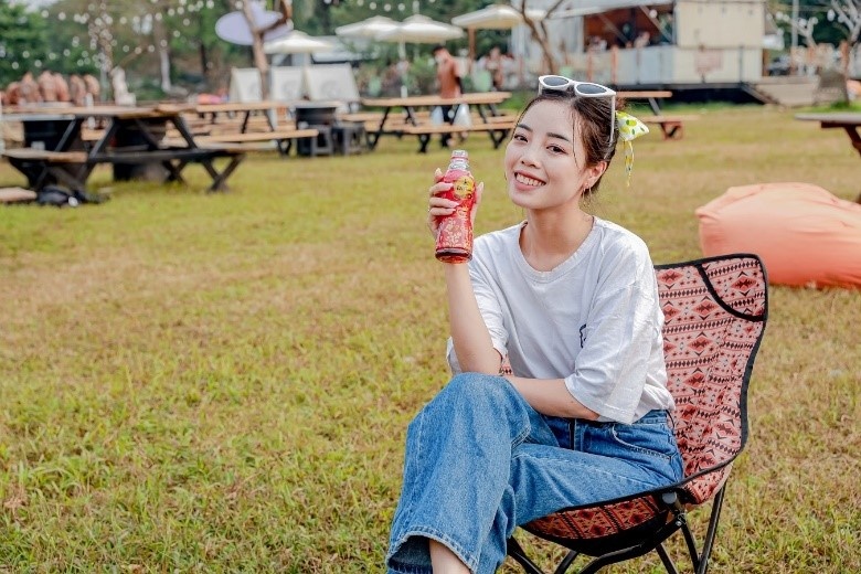 Được chiết xuất từ 9 loại thảo mộc tự nhiên, Trà Dr Thanh là thức uống được nhiều người trẻ yêu thích để thanh lọc, làm mát cơ thể trước những áp lực, nóng trong người ngày cuối năm. Được chiết xuất từ 9 loại thảo mộc tự nhiên, Trà Dr Thanh là thức uống được nhiều người trẻ yêu thích để thanh lọc, làm mát cơ thể trước những áp lực, nóng trong người ngày cuối năm.