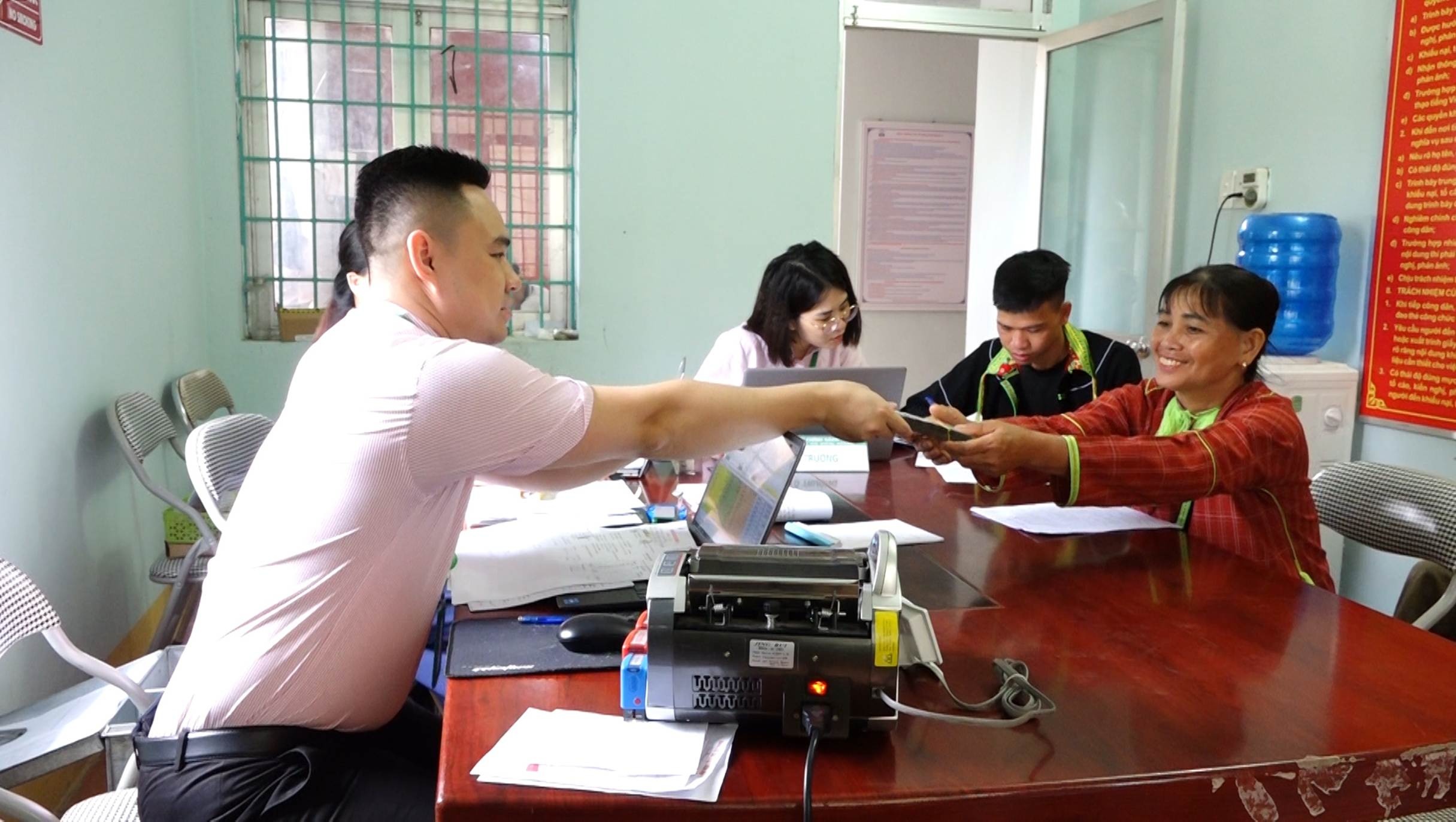 Trao vốn cho người nghèo