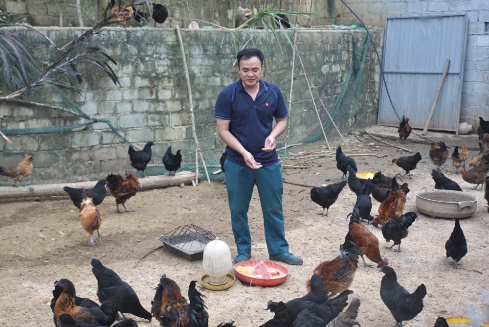 Anh Hà Văn Ngọc tại khu vực chăn nuôi gà trong trang trại của mình