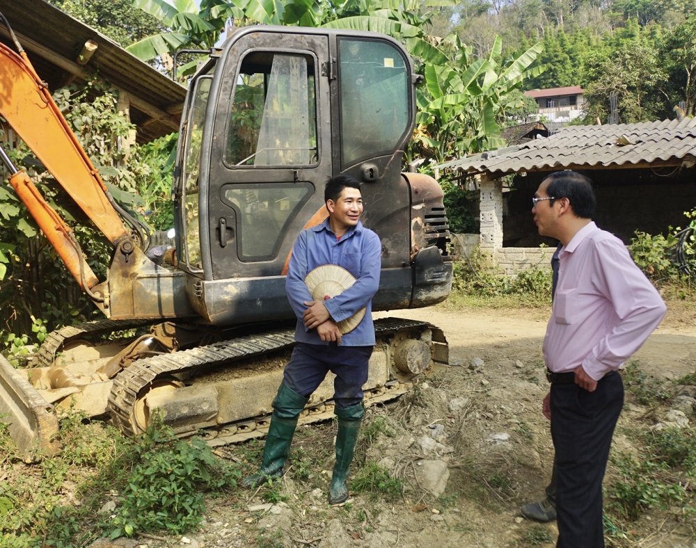 Chiếc máy xúc trị giá hơn 300 triệu đồng mà anh Vùi Văn Nghiệp mới mua đầu năm nay