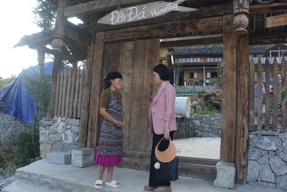 Chị Thào Thị Dính giới thiệu về khu homestay Đời Đá với cán bộ Ngân hàng CSXH tỉnh Hà Giang