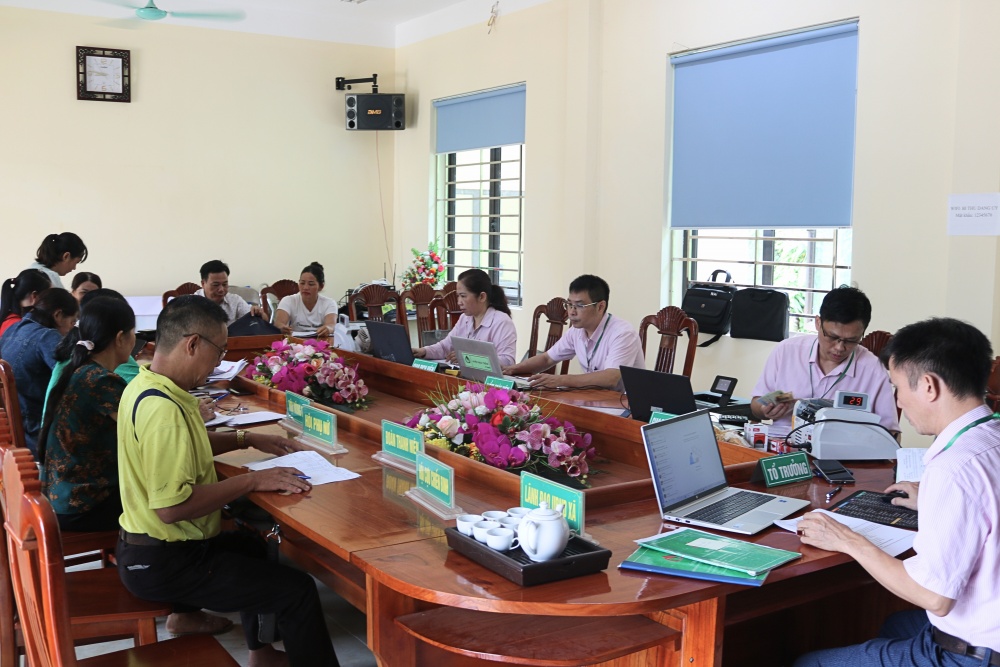 Phòng Giao dịch NHCSXH huyện Bạch Thông (Bắc Kạn) giải ngân vốn vay tại Điểm giao dịch xã Dương Phong