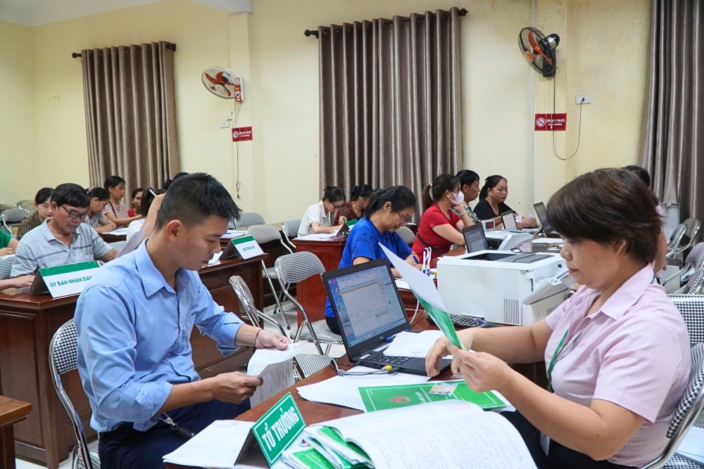 Cán bộ Chi nhánh NHCSXH tỉnh Bắc Kạn giao dịch tại phường Nguyễn Thị Minh Khai (TP. Bắc Kạn)