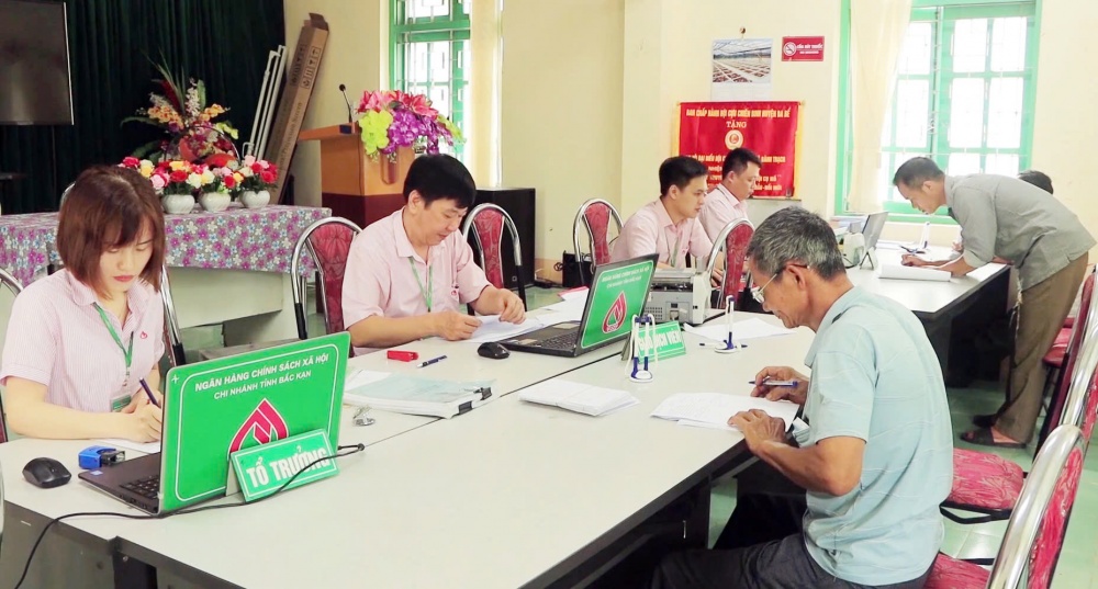 Phòng Giao dịch NHCSXH huyện Ba Bể (Bắc Kạn) giải ngân vốn vay tại xã Quảng Khê