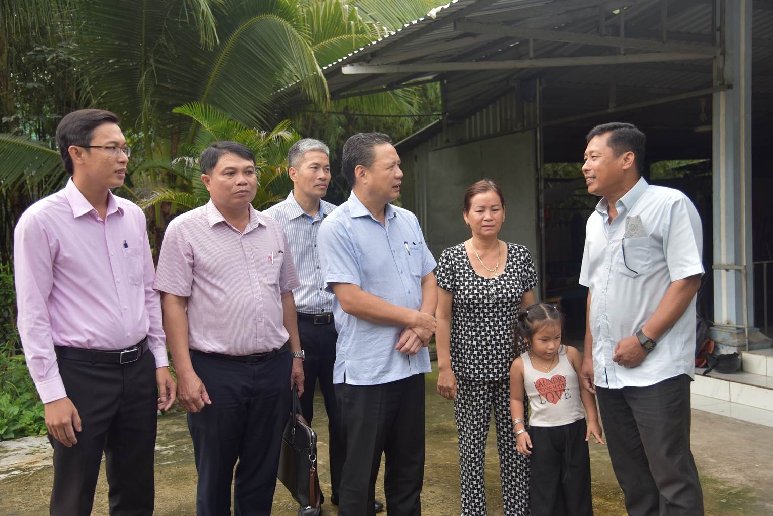 Thứ trưởng Bộ Lao động - Thương binh và Xã hội Lê Văn Thanh (thứ tư, từ trái qua) thăm hỏi gia đình ông Danh Ở, ngụ xã Thạnh Bình (Giồng Riềng) về việc sử dụng vốn vay tín dụng chính sách cho con xuất khẩu lao động tại Đài Loan Thứ trưởng Bộ Lao động - Thương binh và Xã hội Lê Văn Thanh (thứ tư, từ trái qua) thăm hỏi gia đình ông Danh Ở, ngụ xã Thạnh Bình (Giồng Riềng) về việc sử dụng vốn vay tín dụng chính sách cho con xuất khẩu lao động tại Đài Loan