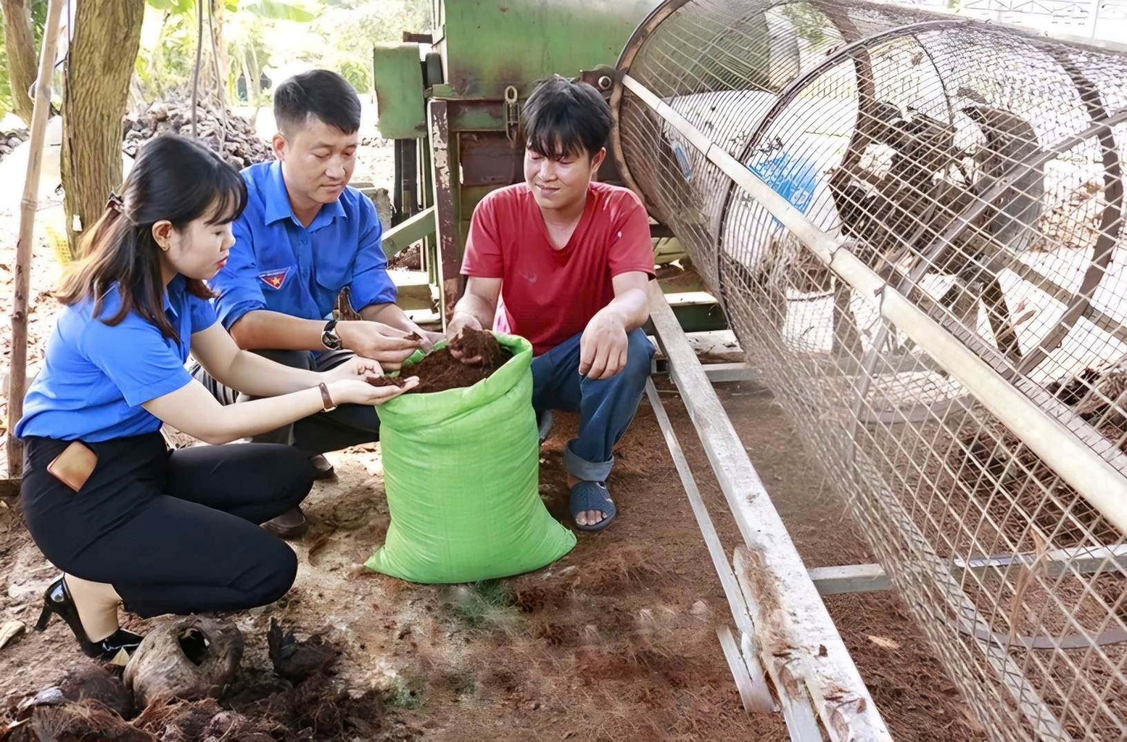 Anh Nguyễn Tấn Kỷ (bên phải), ngụ xã Giục Tượng (Châu Thành) bên máy xay vỏ dừa thành phân bón Anh Nguyễn Tấn Kỷ (bên phải), ngụ xã Giục Tượng (Châu Thành) bên máy xay vỏ dừa thành phân bón