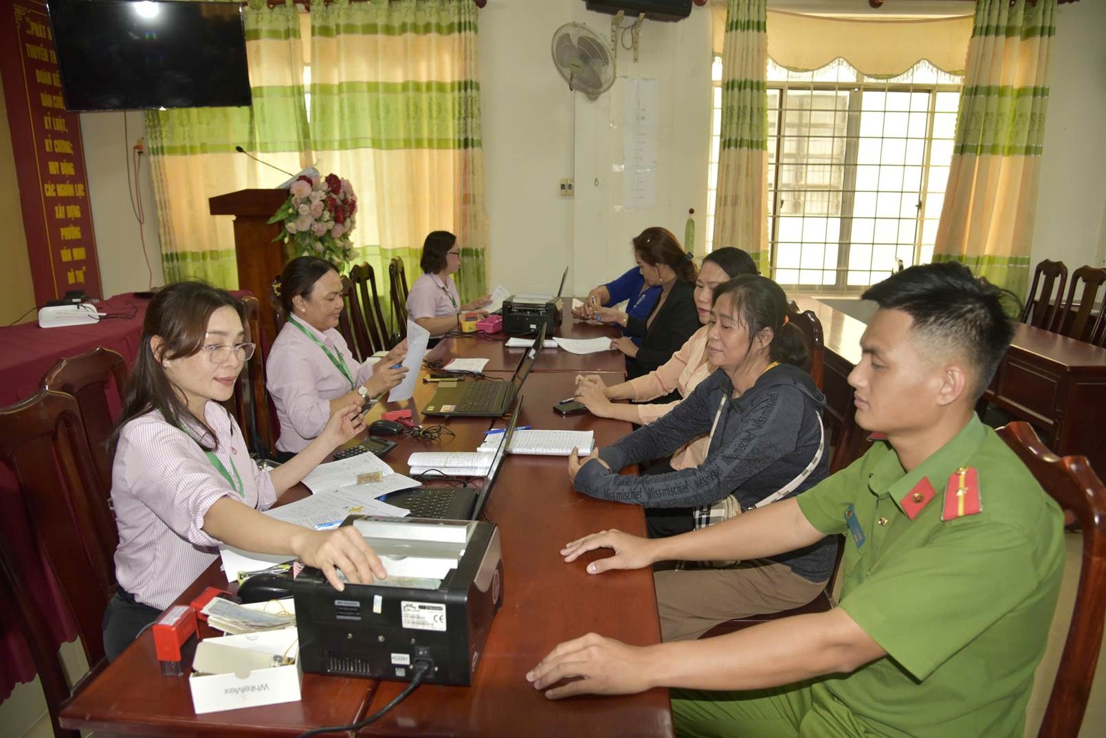 Cán bộ Ngân hàng Chính sách xã hội chi nhánh Kiên Giang giải ngân cho bà Lưu Thị Hảo, ngụ phường Vĩnh Quang (TP. Rạch Giá) vay vốn sau khi mãn hạn tù Cán bộ Ngân hàng Chính sách xã hội chi nhánh Kiên Giang giải ngân cho bà Lưu Thị Hảo, ngụ phường Vĩnh Quang (TP. Rạch Giá) vay vốn sau khi mãn hạn tù