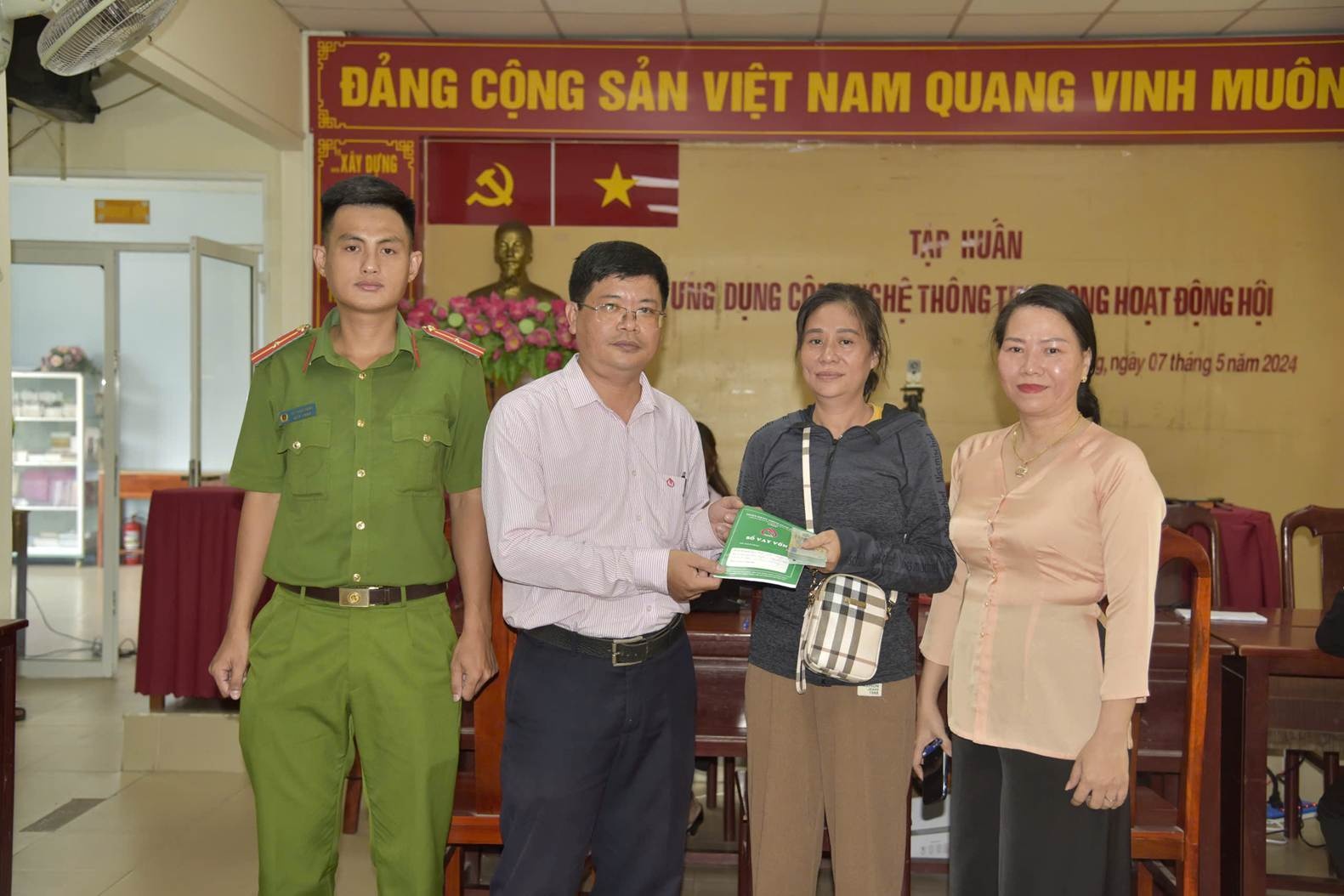 Hội Nông dân phường Vĩnh Quang phối hợp Công an phường, Ngân hàng Chính sách xã hội chi nhánh Kiên Giang giải ngân cho đối tượng vừa chấp hành xong án phạt tù Hội Nông dân phường Vĩnh Quang phối hợp Công an phường, Ngân hàng Chính sách xã hội chi nhánh Kiên Giang giải ngân cho đối tượng vừa chấp hành xong án phạt tù