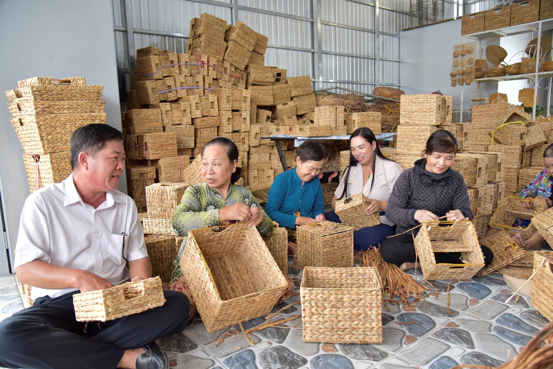 Người dân làng nghề truyền thống đan đát lục bình ấp Ruộng Sạ 2 đan đát sản phẩm theo đơn đặt hàng của doanh nghiệp xuất khẩu Người dân làng nghề truyền thống đan đát lục bình ấp Ruộng Sạ 2 đan đát sản phẩm theo đơn đặt hàng của doanh nghiệp xuất khẩu