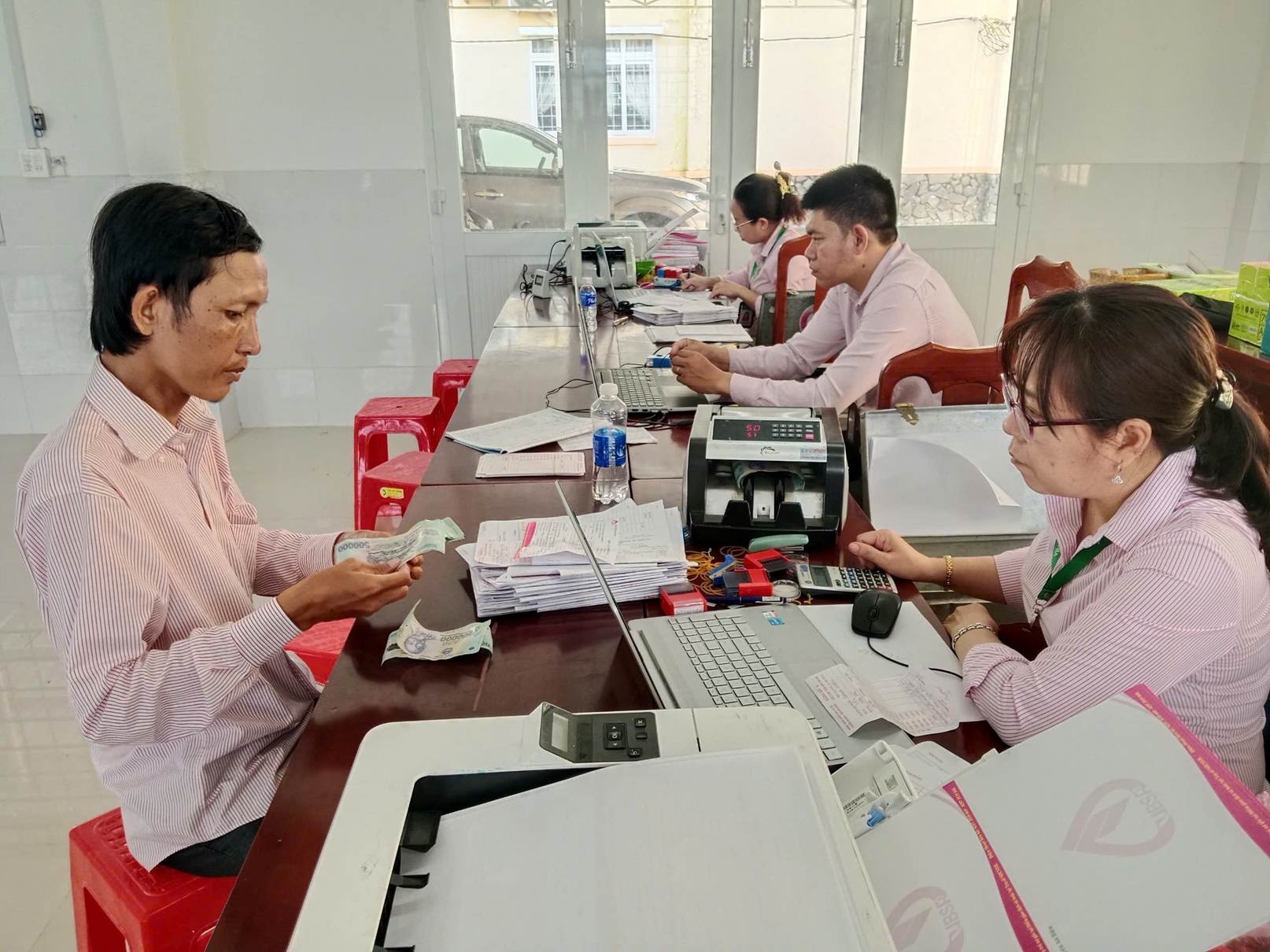 Điểm giao dịch của Ngân hàng Chính sách xã hội được bố trí tại Ủy ban nhân dân xã Đông Yên (An Biên) giúp người dân tiết kiệm chi phí đi lại Điểm giao dịch của Ngân hàng Chính sách xã hội được bố trí tại Ủy ban nhân dân xã Đông Yên (An Biên) giúp người dân tiết kiệm chi phí đi lại