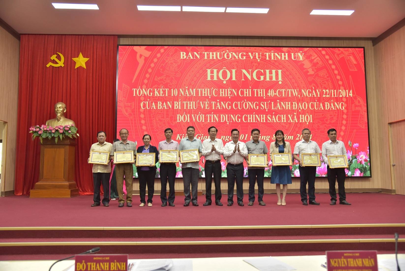 Đồng chí Huỳnh Văn Thuận (thứ 5, từ phải qua) - Phó Tổng Giám đốc Ngân hàng Chính sách xã hội và Bí thư Tỉnh ủy Kiên Giang Đỗ Thanh Bình trao bằng khen cho các tập thể có thành tích xuất sắc trong 10 năm thực hiện Chỉ thị số 40-CT/TW của Ban Bí thư Đồng chí Huỳnh Văn Thuận (thứ 5, từ phải qua) - Phó Tổng Giám đốc Ngân hàng Chính sách xã hội và Bí thư Tỉnh ủy Kiên Giang Đỗ Thanh Bình trao bằng khen cho các tập thể có thành tích xuất sắc trong 10 năm thực hiện Chỉ thị số 40-CT/TW của Ban Bí thư
