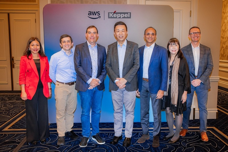 Lễ ký kết đánh dấu sự hợp tác chính thức giữa hai bên diễn ra trước sự chứng kiến (từ trái sang) của bà Priscilla Chong, Tổng giám đốc AWS Singapore, ông Kevin Miller, Phó Chủ Lễ ký kết đánh dấu sự hợp tác chính thức giữa hai bên diễn ra trước sự chứng kiến (từ trái sang) của bà Priscilla Chong, Tổng giám đốc AWS Singapore, ông Kevin Miller, Phó Chủ