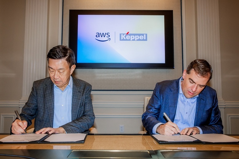 Ông Loh Chin Hua, CEO Keppel Ltd. (trái) và ông Matt Garman, CEO AWS ký kết thỏa thuận trong sự kiện AWS reInvent vừa diễn ra tại Las Vegas, Hoa Kỳ. Ông Loh Chin Hua, CEO Keppel Ltd. (trái) và ông Matt Garman, CEO AWS ký kết thỏa thuận trong sự kiện AWS reInvent vừa diễn ra tại Las Vegas, Hoa Kỳ.