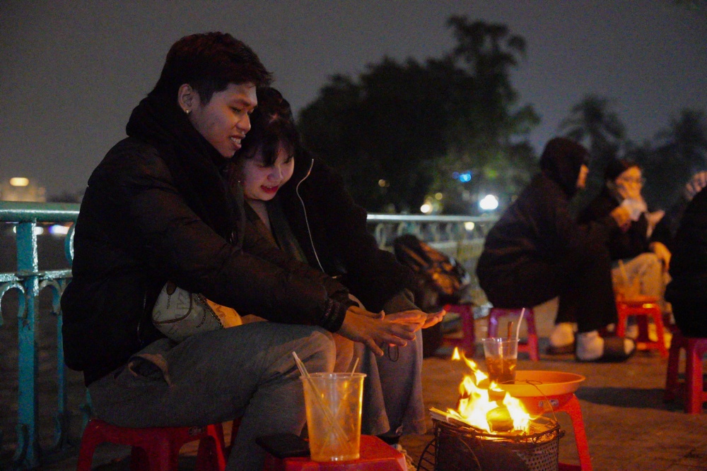 Trời rét là cơ hội các cập đôi trẻ gần nhau hơn